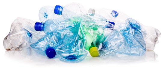 mucchio di bottiglie di plastica spazzatura
